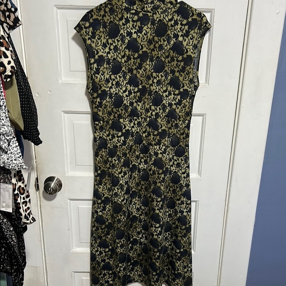 Floral Print Dress in Black and Green - Picture 6 of 6